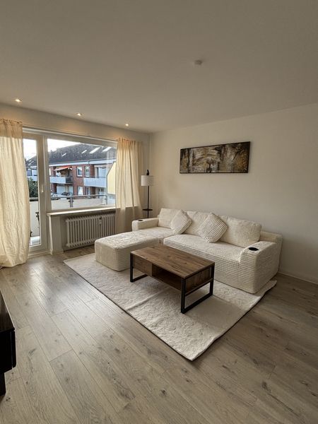 Exklusive, kernsanierte & voll möblierte 2-Zimmer-Wohnung mit Balkon